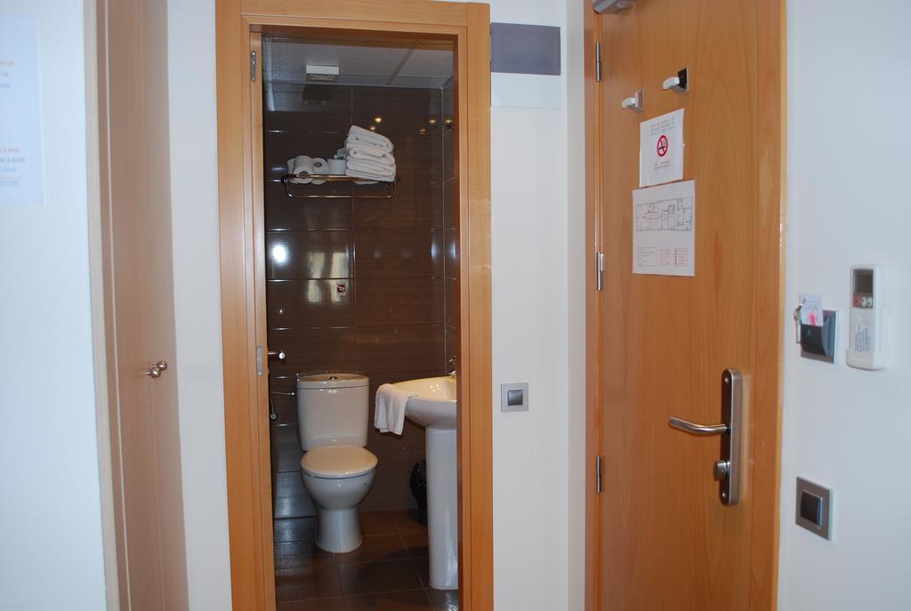 Hostal Las Flores Ramblas Barcelona Ngoại thất bức ảnh