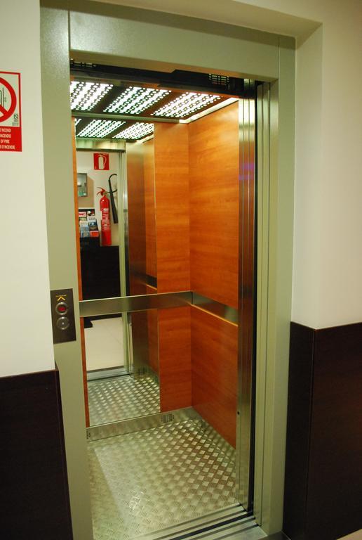 Hostal Las Flores Ramblas Barcelona Ngoại thất bức ảnh