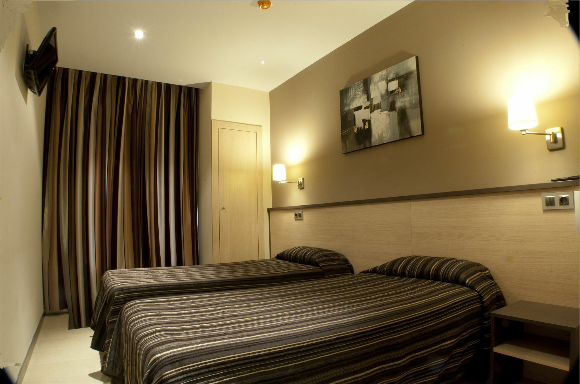 Hostal Las Flores Ramblas Barcelona Ngoại thất bức ảnh