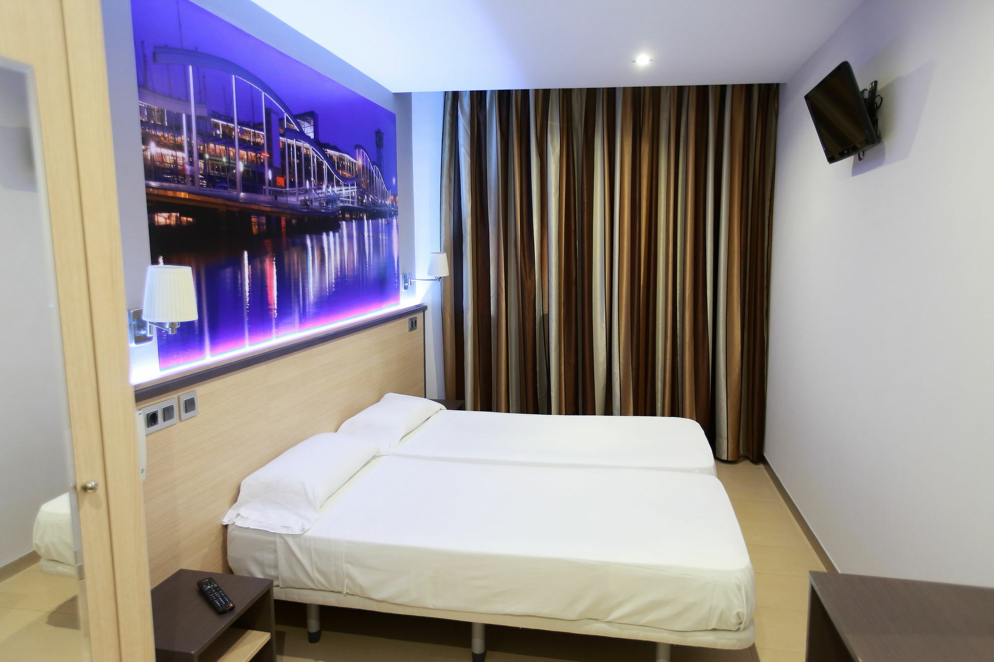 Hostal Las Flores Ramblas Barcelona Ngoại thất bức ảnh