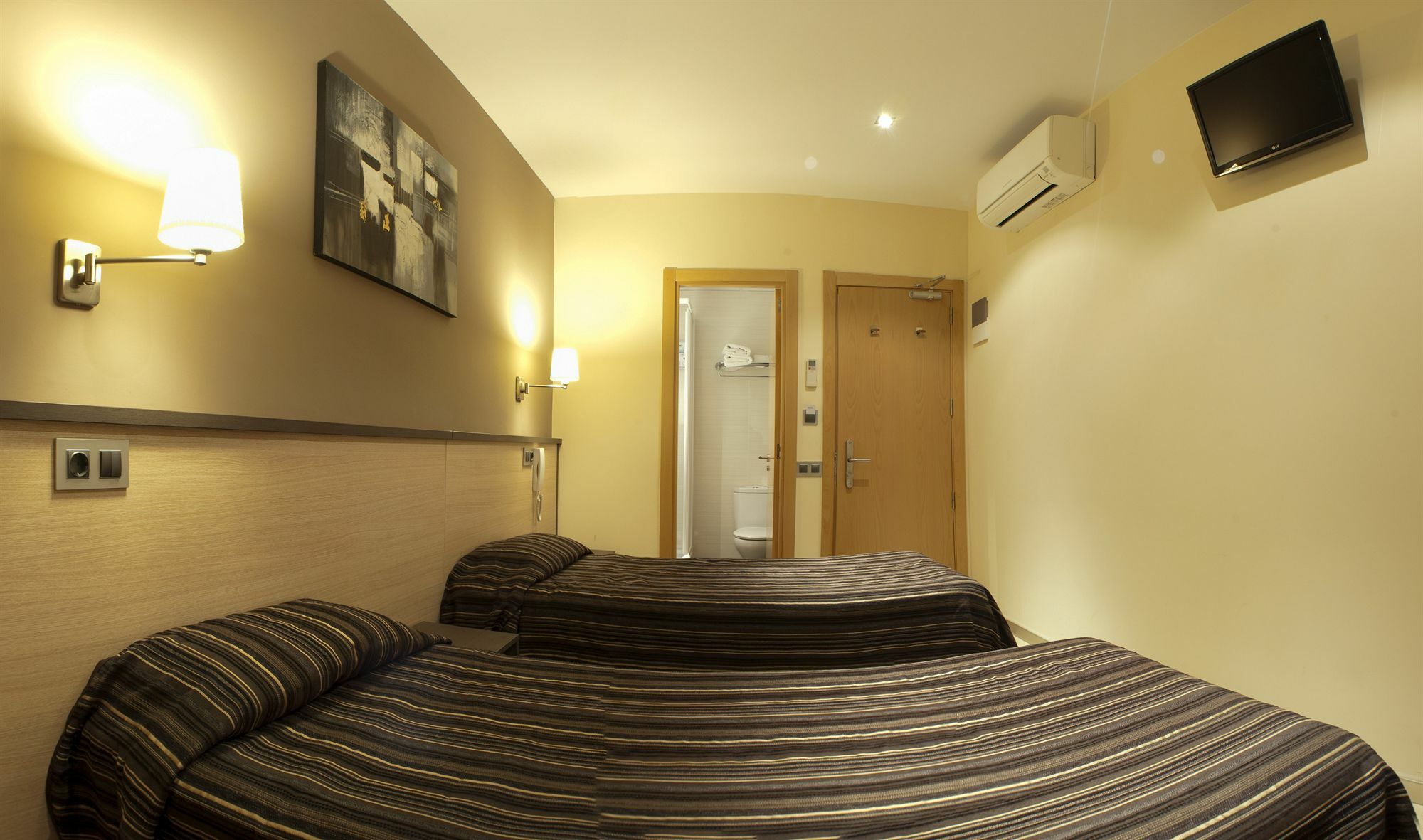 Hostal Las Flores Ramblas Barcelona Ngoại thất bức ảnh